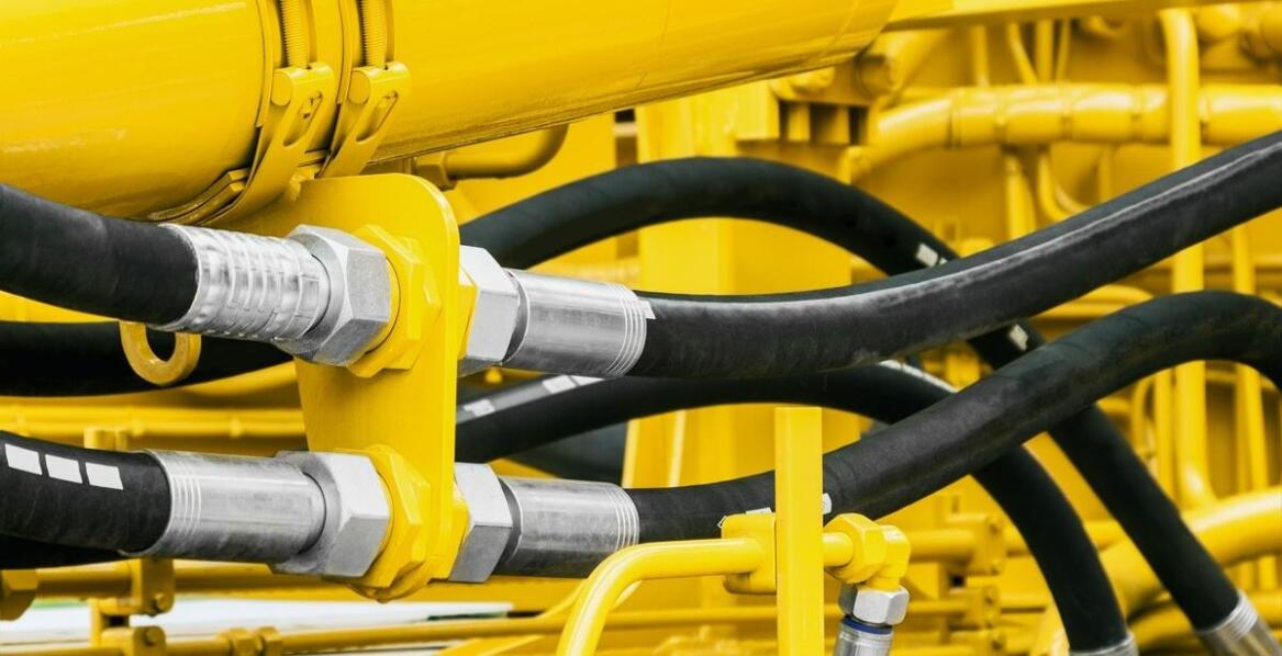 Znaczenie osłon węży hydraulicznych w ochronie przed uszkodzeniami mechanicznymi i środowiskowymi