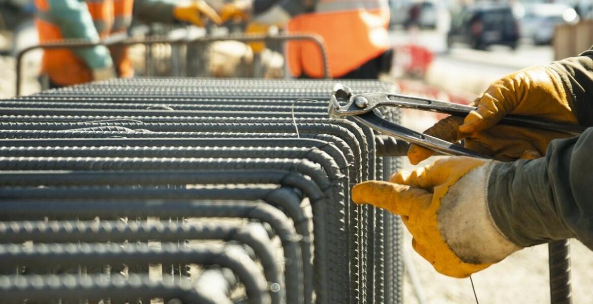 Jak transportować i montować duże grille betonowe?