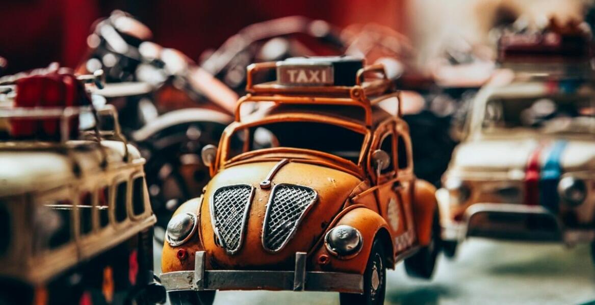 Wybór taxi bagażowej - na co zwrócić uwagę przy przewozach dużych ładunków?