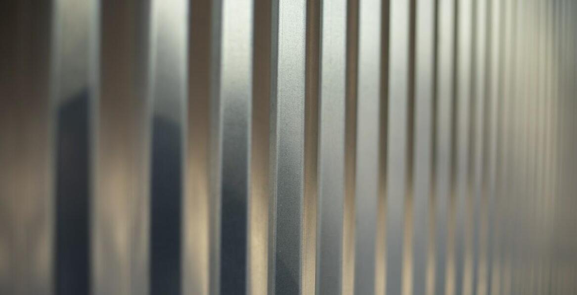 Jak siatka karbowana wpływa na estetykę i funkcjonalność balustrad
