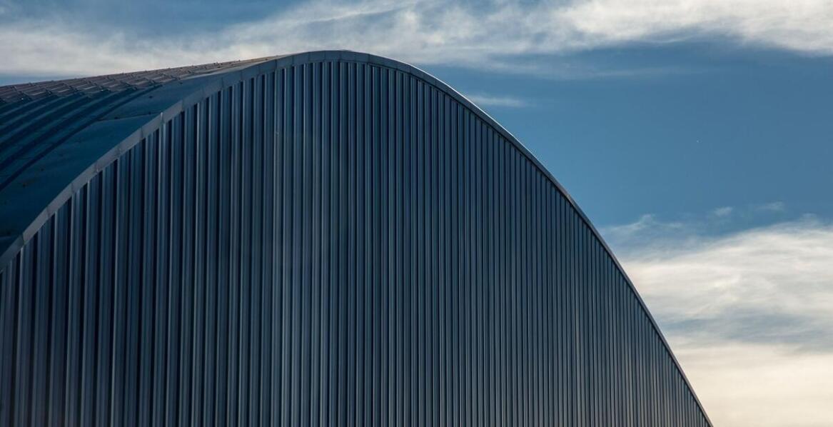 Najważniejsze korzyści z zastosowania blach trapezowych w budynkach gospodarczych