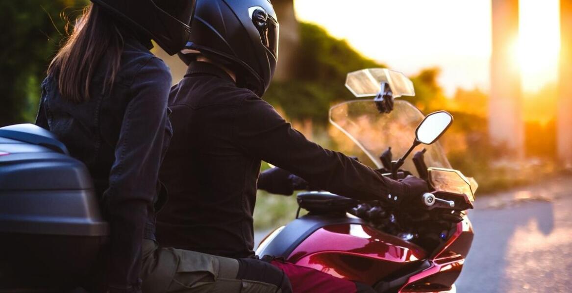 Bezpieczeństwo i styl: jak kask Scorpion Exo Combat zdobywa serca motocyklistów