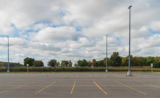 Czym wyróżnia się parking z utwardzoną nawierzchnią?