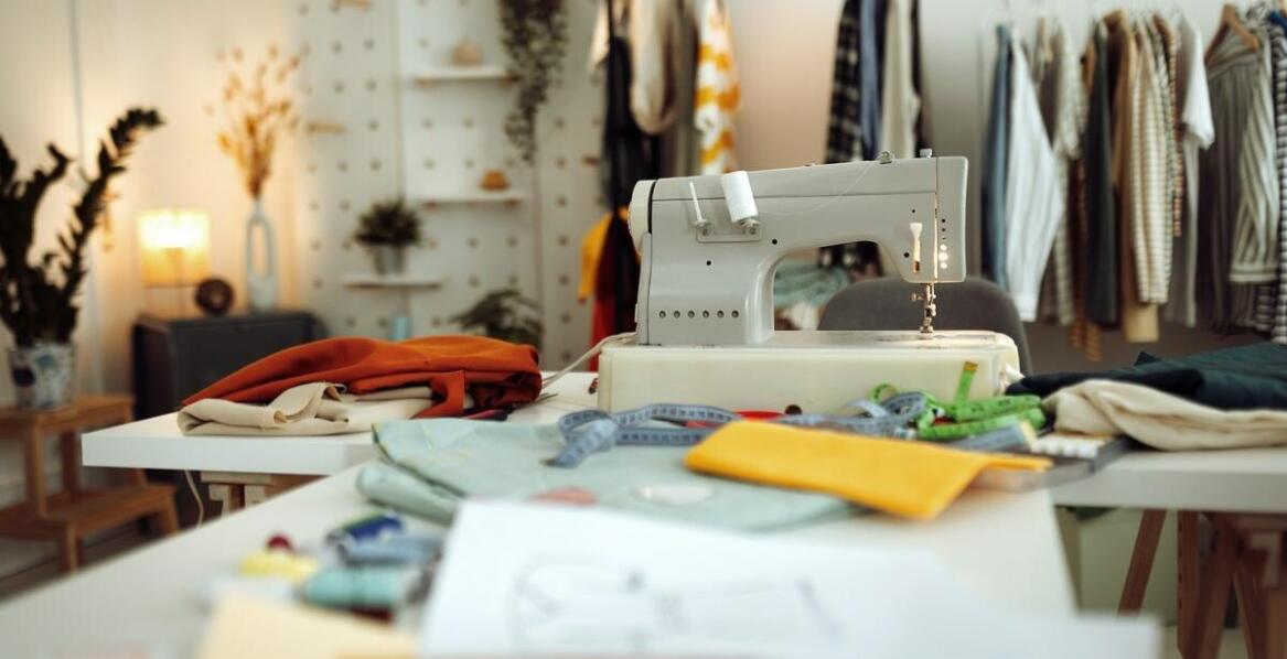 Zalety korzystania z maszyn komputerowych w profesjonalnej pracowni krawieckiej