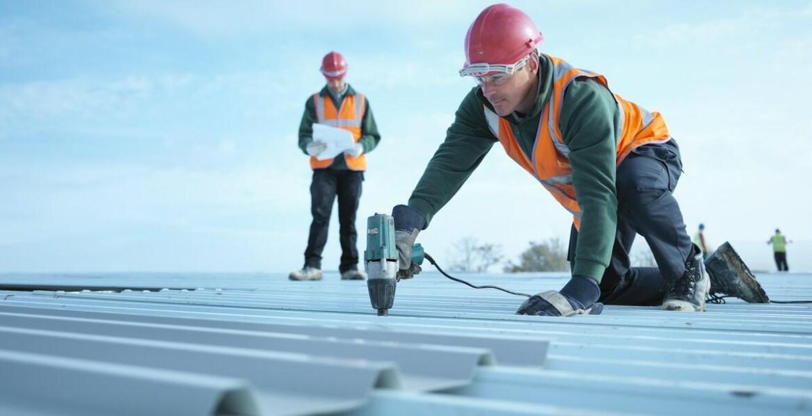 Jakie są najważniejsze aspekty techniczne montażu blachy na rąbek?