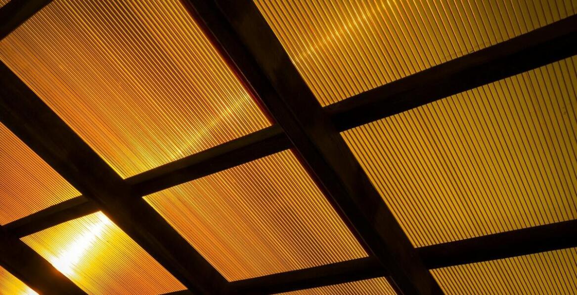 Wpływ paneli poliwęglanowych na efektywność energetyczną budynków