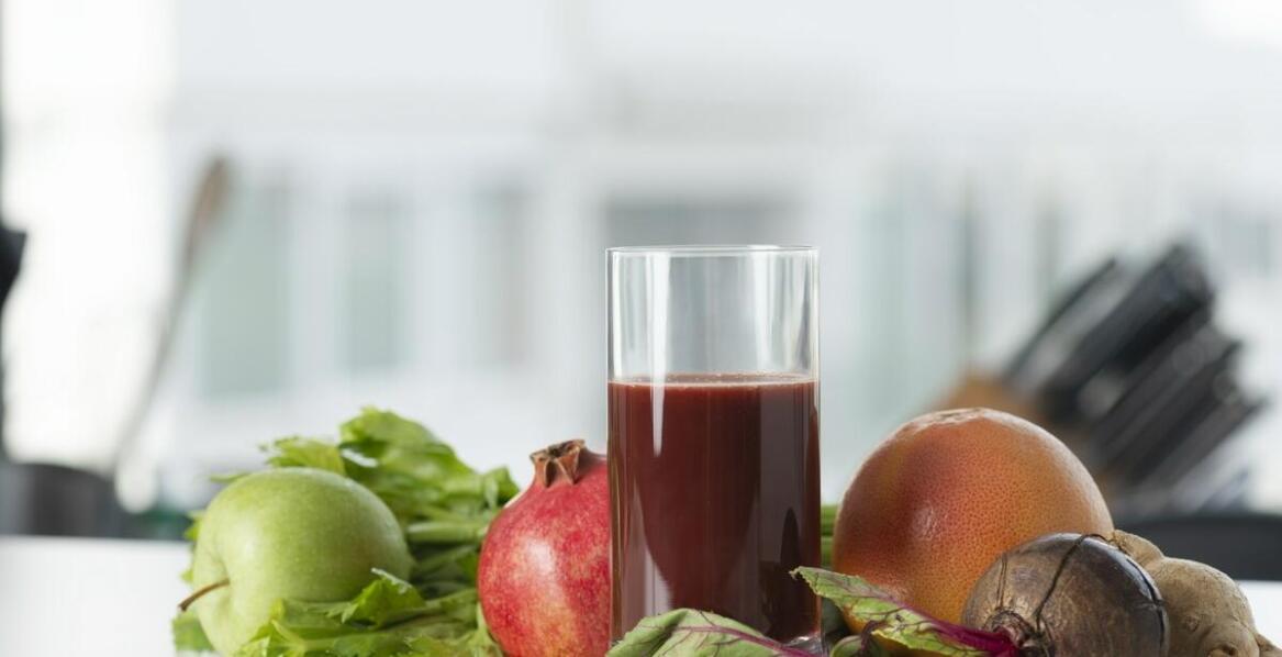 Wolnoobrotowe wyciskarki a ich wpływ na zachowanie wartości odżywczych soków