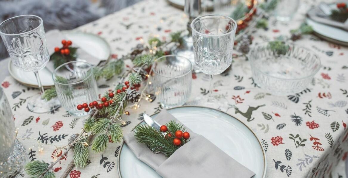 Biały obrus świąteczny – jak wprowadzić magię świąt do Twojego domu?