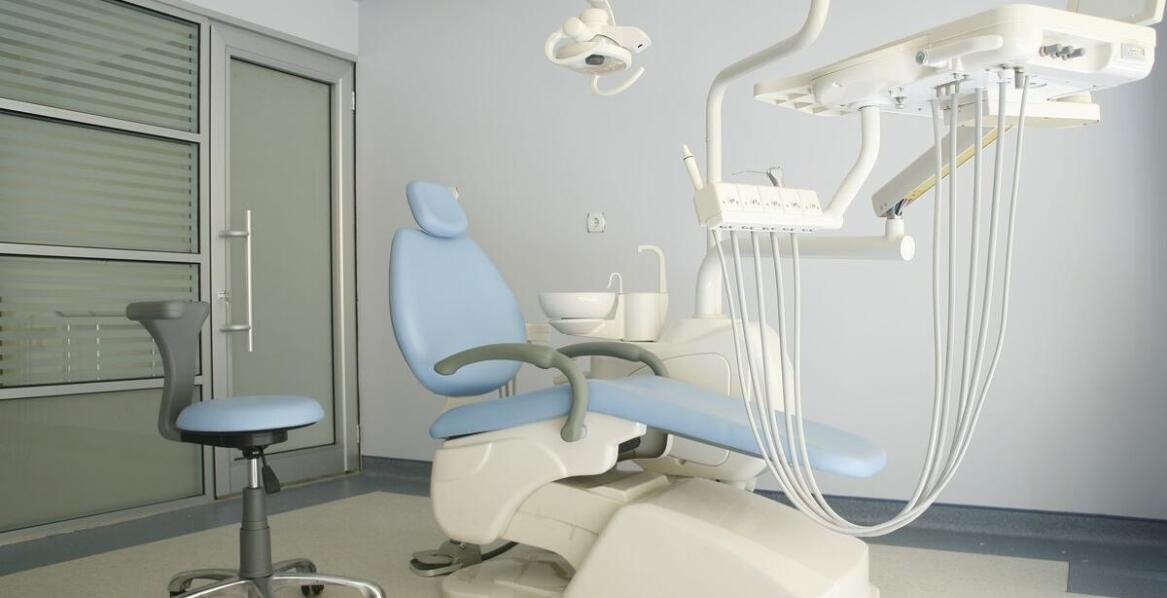 Dentysta prywatnie czy na NFZ — co i kiedy warto wybrać?