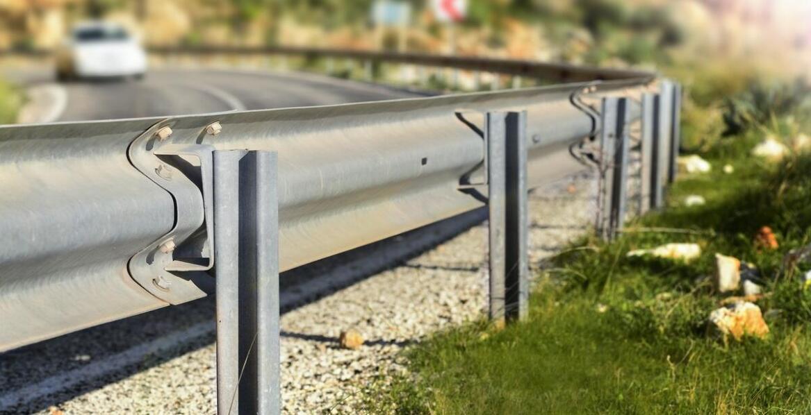 Jakie są najważniejsze cechy separatorów drogowych betonowych?