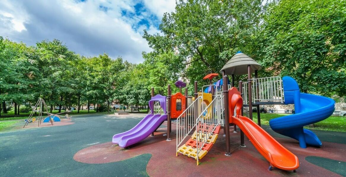 Jak domowe place zabaw mogą wspierać rozwój umiejętności motorycznych?