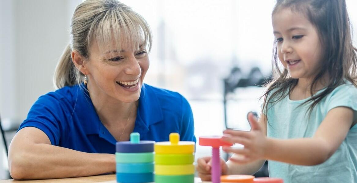 Jakie techniki integracji sensorycznej mogą wspierać terapię logopedyczną?