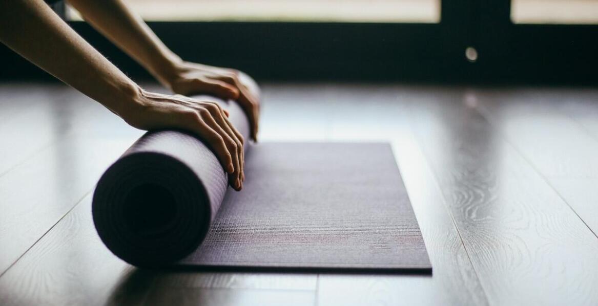 Jakie techniki relaksacyjne są stosowane w programach treningowych dla mam?