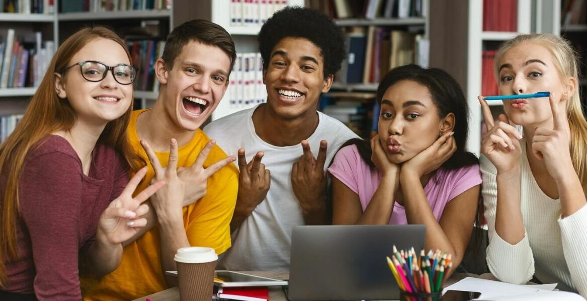 Booster packi do gier karcianych – jak urozmaicić rozgrywkę dla dorosłych?