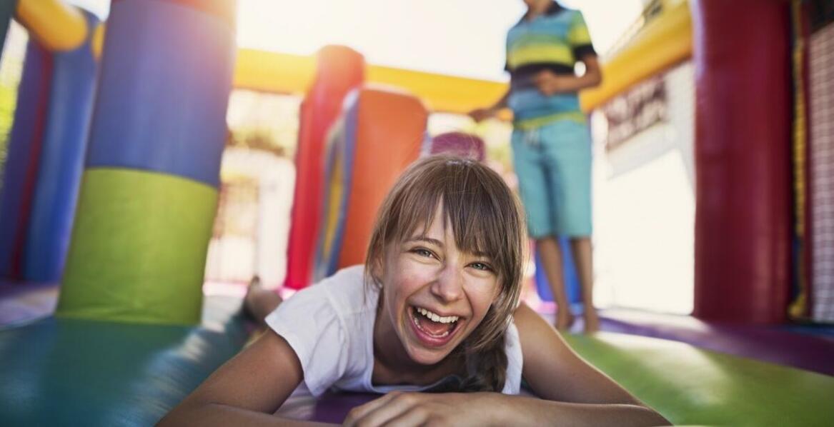Jakie wyzwania stawiają przed uczestnikami dmuchane tory przeszkód?