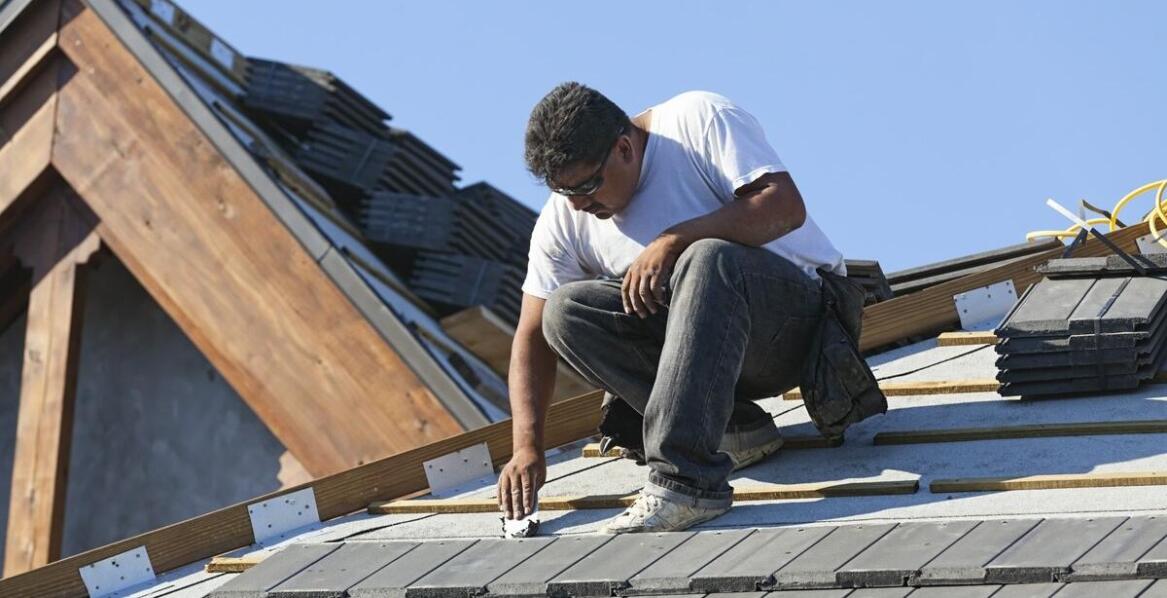 Dlaczego profesjonalna naprawa uszkodzonych dachówek jest ważna?