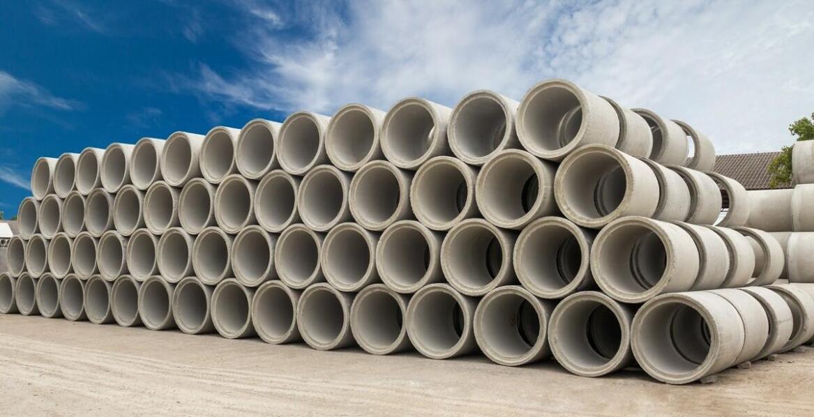 Jakie są różnice między kręgami betonowymi a tradycyjnymi materiałami do budowy studni?