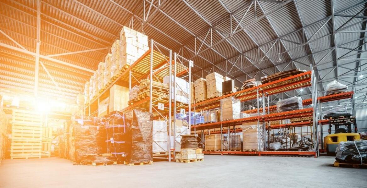 Jakie zastosowania mają drabiny magazynowe z podestem w produkcji i przemyśle?