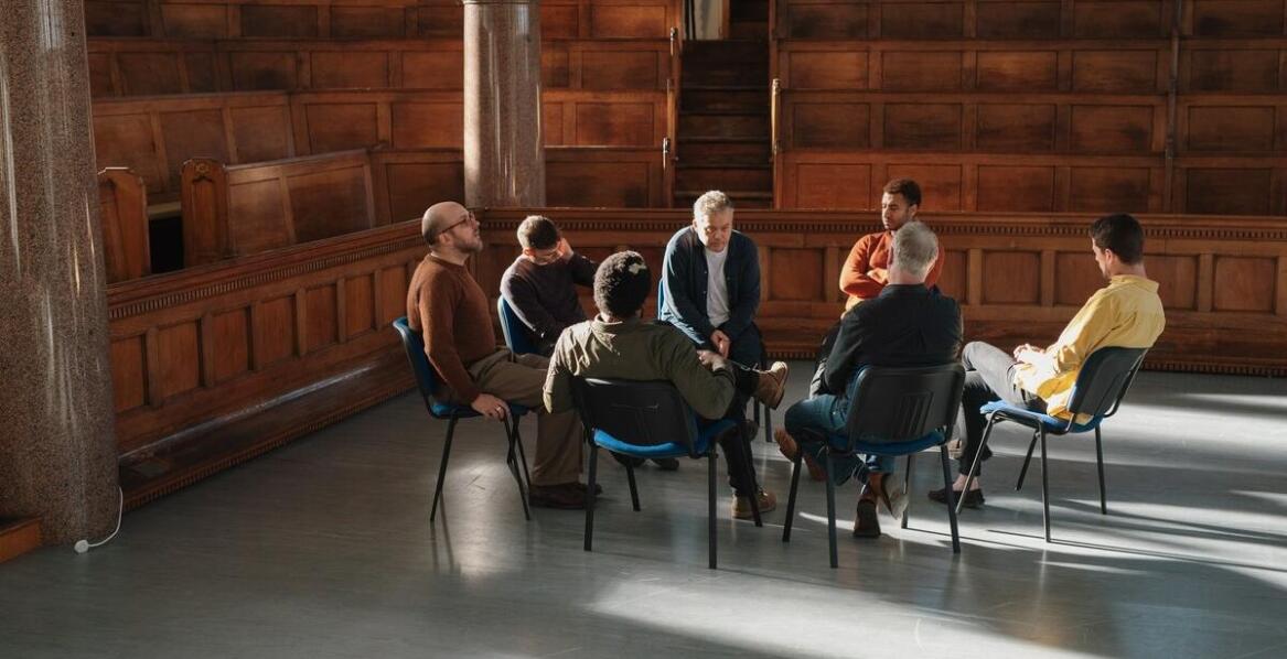 Dlaczego w leczeniu alkoholizmu istotne jest wsparcie grupy?