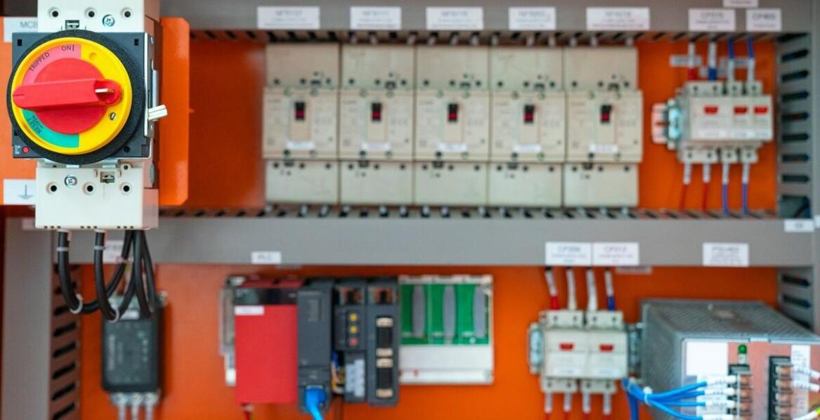 Przekaźniki elektromagnetyczne w automatyce budynkowej: zalety i zastosowania