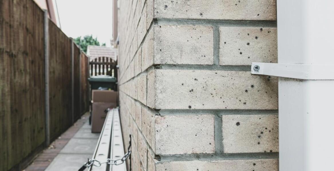 Zasady murowania z cegły pełnej – jak zapewnić właściwą izolację termiczną?