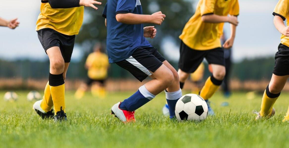 Znaczenie zabawy w nauczaniu tenisa i innych sportów dla dzieci