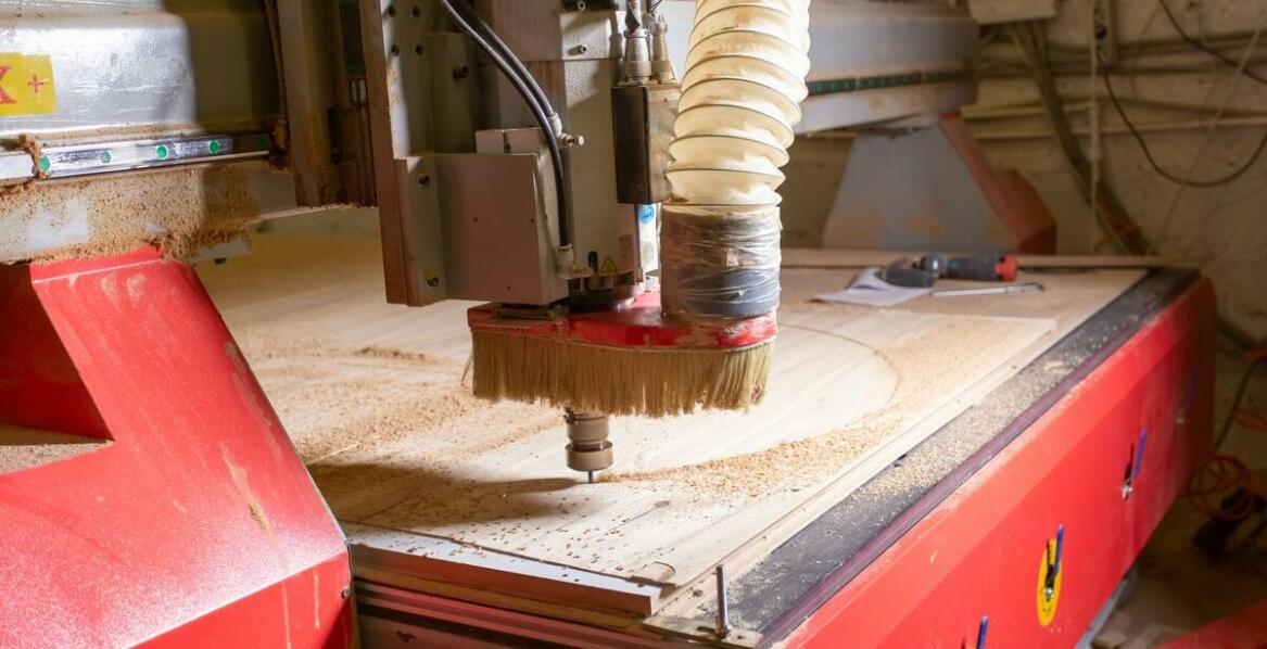 Rola precyzji w produkcji mebli sklepowych – zastosowanie maszyn CNC