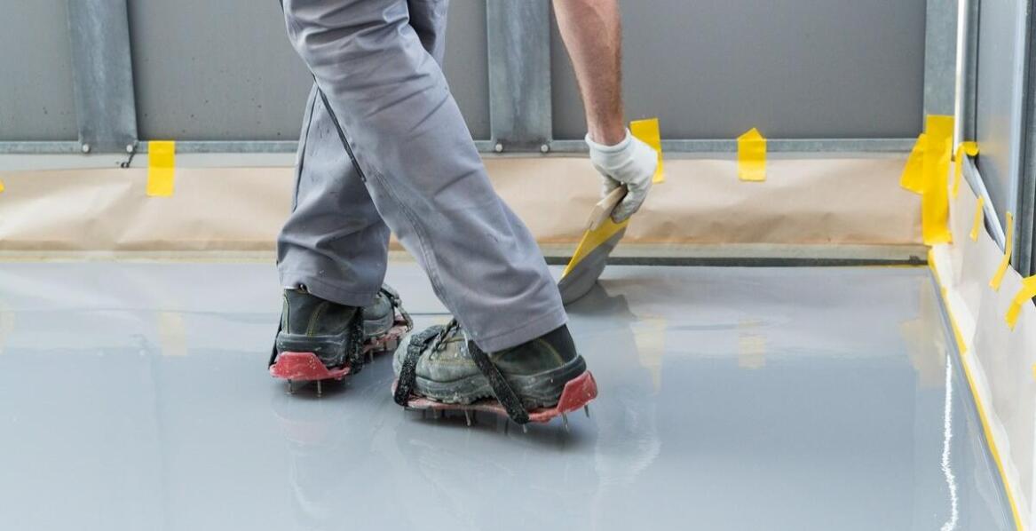 Jakie są korzyści z zastosowania posadzek epoksydowych w warsztatach?