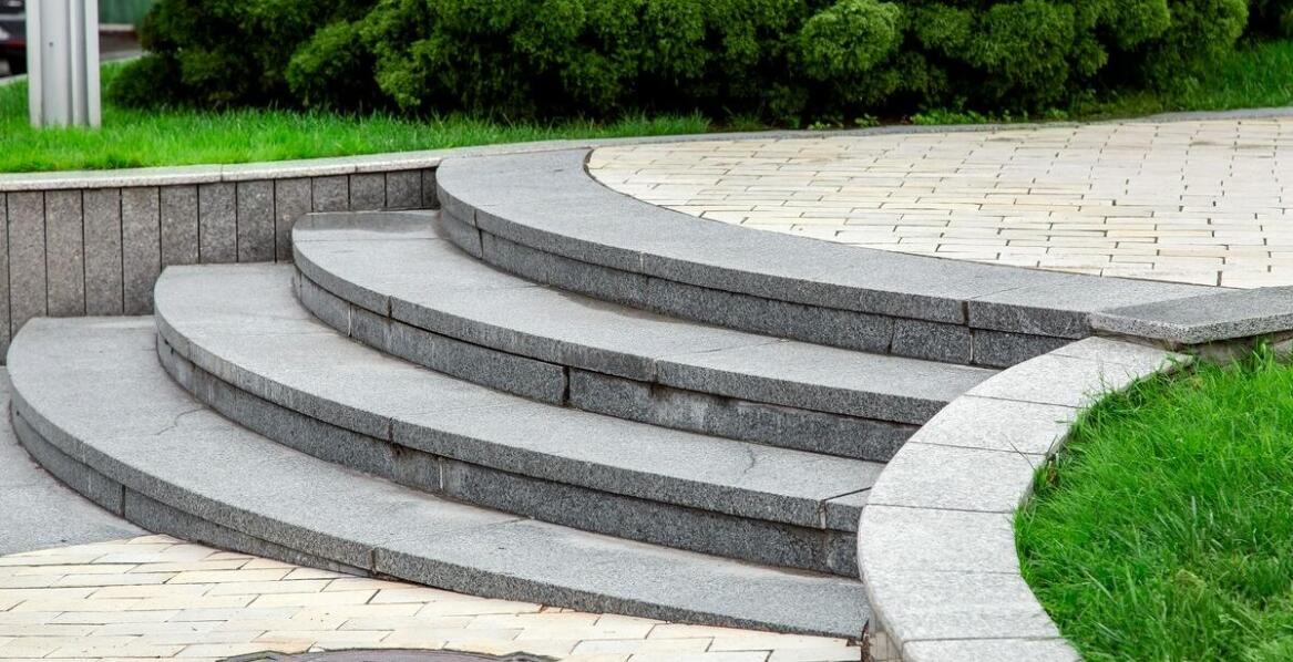 Jakie cechy powinny mieć wysokiej jakości płyty chodnikowe?