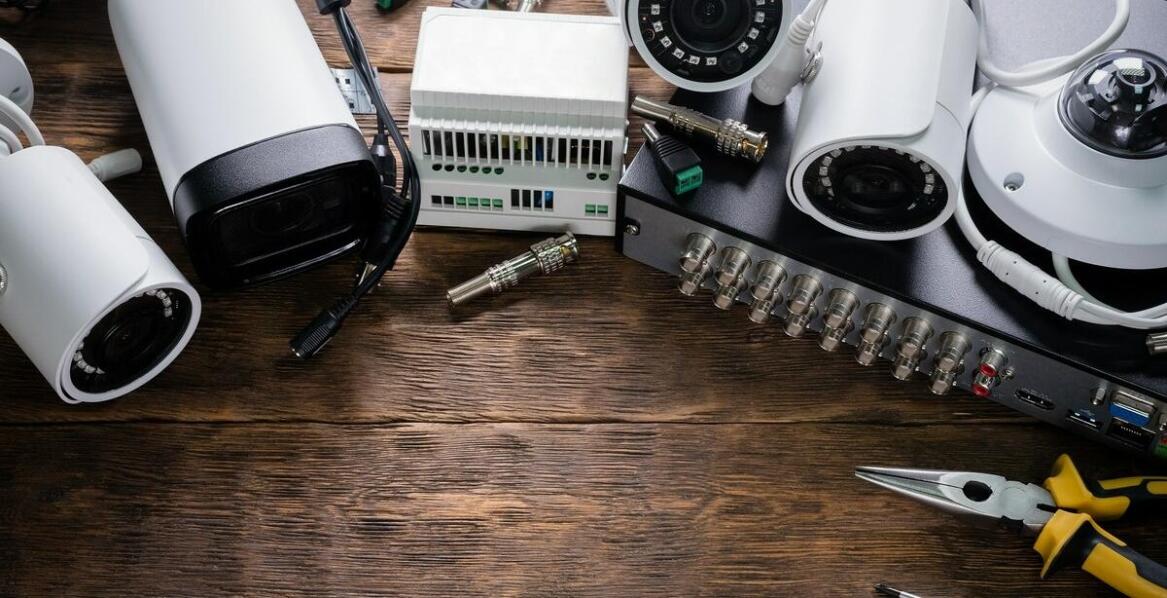 Porównanie różnych modeli latarek taktycznych – co warto wiedzieć?