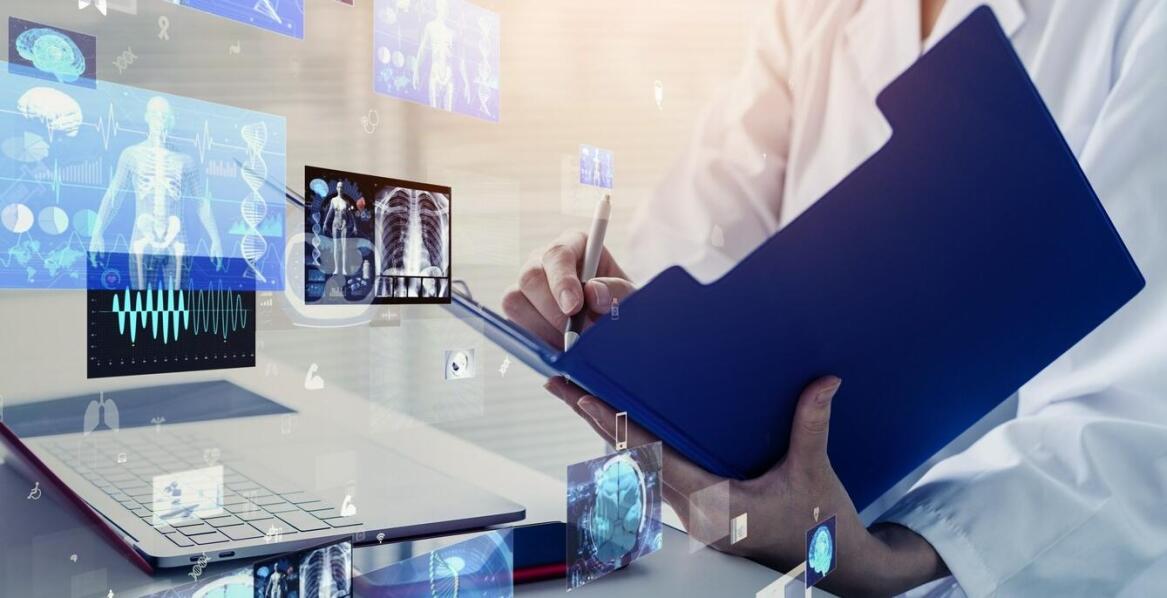 W jaki sposób dział rozwoju produktu wspiera generowanie raportów o przepływie pacjentów?