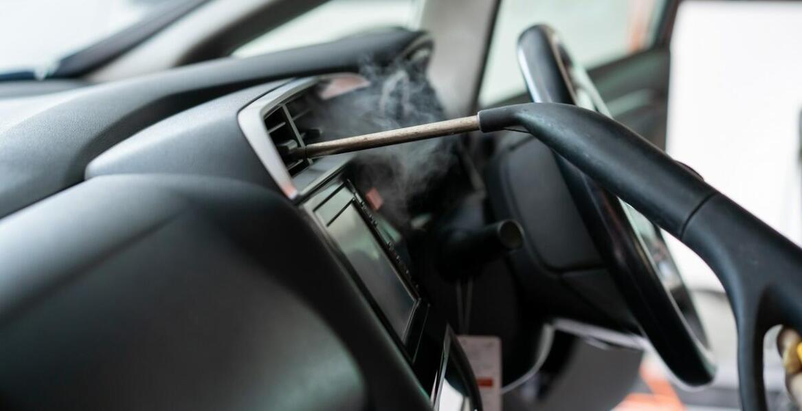 Jak dobrać odpowiedni serwis do naprawy desek rozdzielczych po wystrzale poduszki?