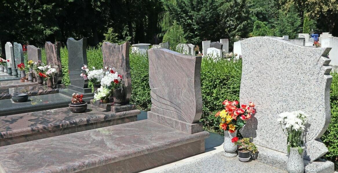 Wybór odpowiedniego nagrobka z kolumnami: na co zwrócić uwagę?
