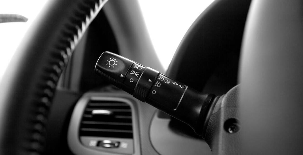 Jakie są zalety stosowania piór grafitowych w wycieraczkach?