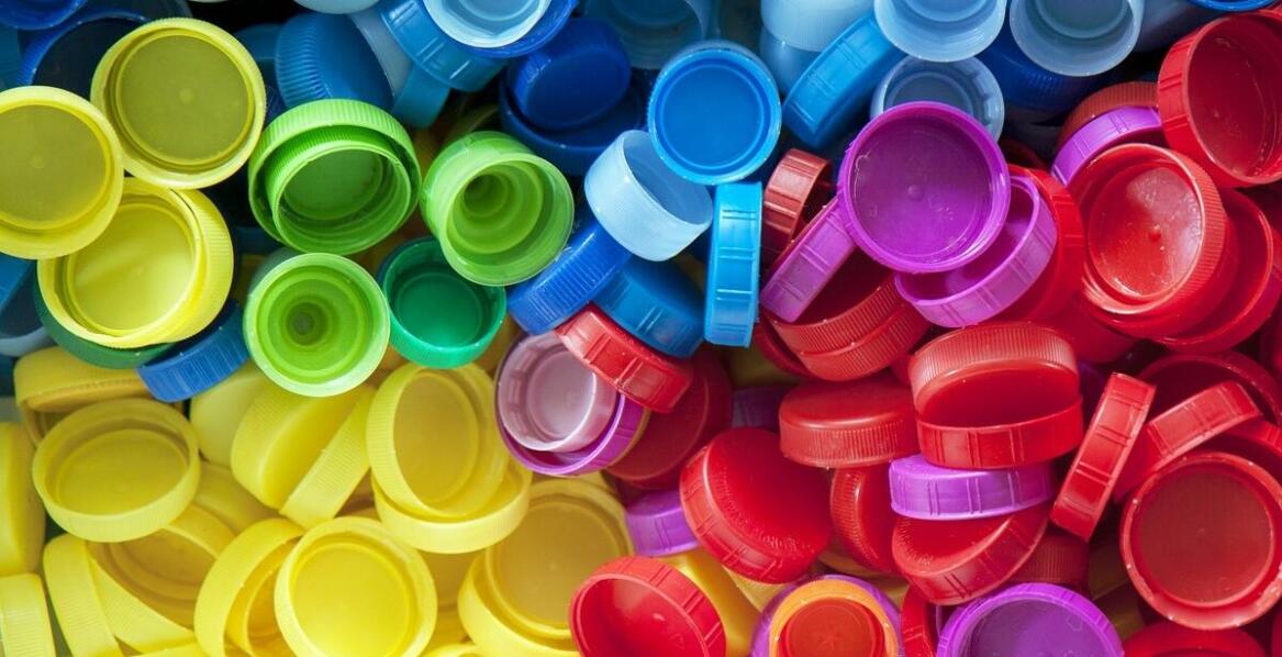 Rola producenta nasadek plastikowych w przemyśle opakowaniowym