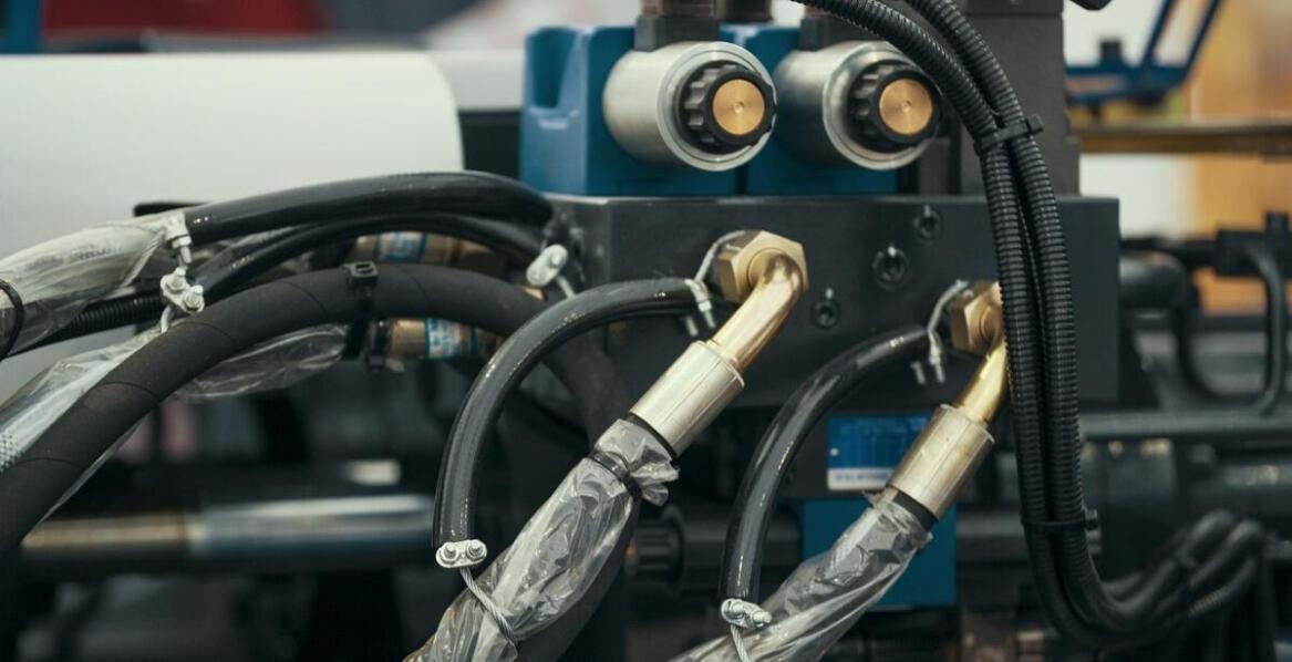 Jak agregat hydrauliczny 24V wpływa na bezpieczeństwo pracy maszyn budowlanych?