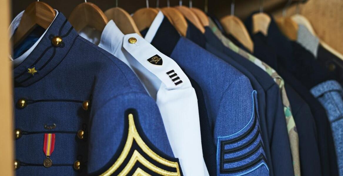 Kamizelka taktyczna a współpraca z innymi elementami odzieży militarnej