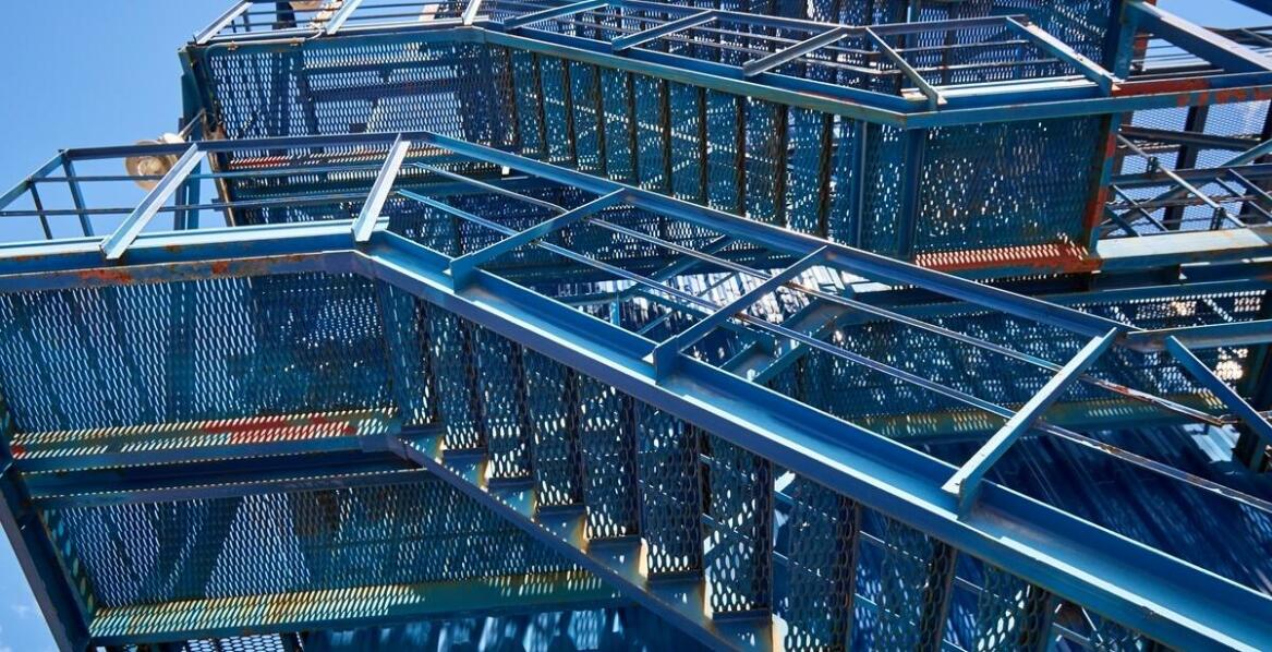 Wykorzystanie stopnic metalowych w infrastrukturze miejskiej - estetyka i funkcjonalność