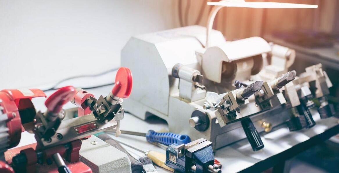 Rola maszyn do obróbki plastycznej w personalizacji wyrobów jubilerskich