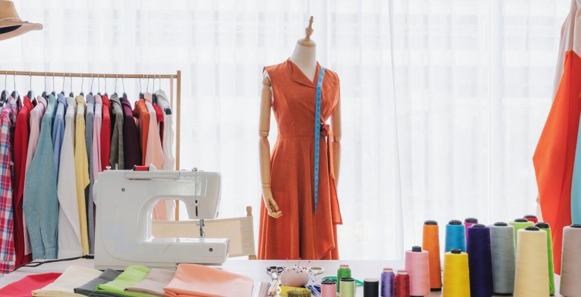 Sukienki plus size – dlaczego granatowa sukienka z baskinką to dobry wybór?