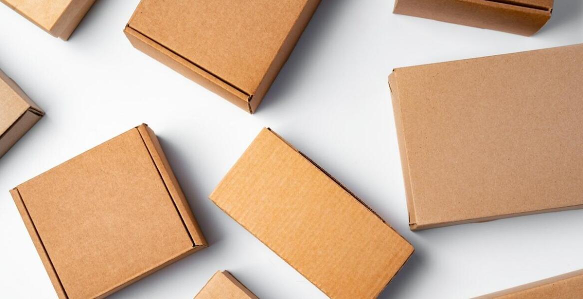 Jakie są korzyści z personalizacji opakowań z użyciem papieru pakowego?