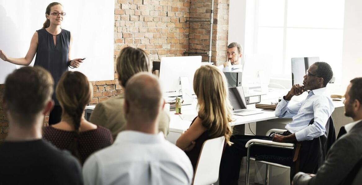 Kluczowe różnice między szkoleniami BHP dla różnych sektorów przemysłu