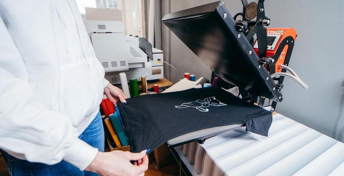 Nadruki na odzieży reklamowej – jak wybrać odpowiednią technikę?