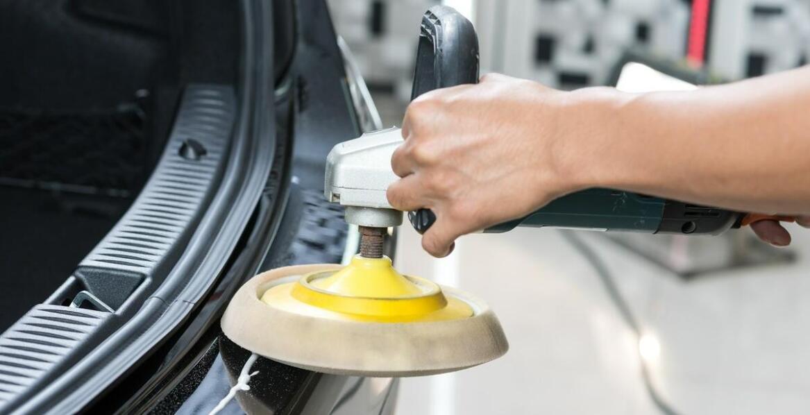 Czy każdy rodzaj lakieru wymaga innej techniki polerowania?