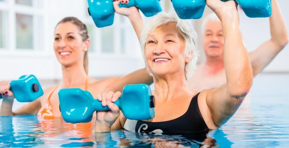 Jak nauka pływania dla dorosłych może pomóc w rehabilitacji po urazach?