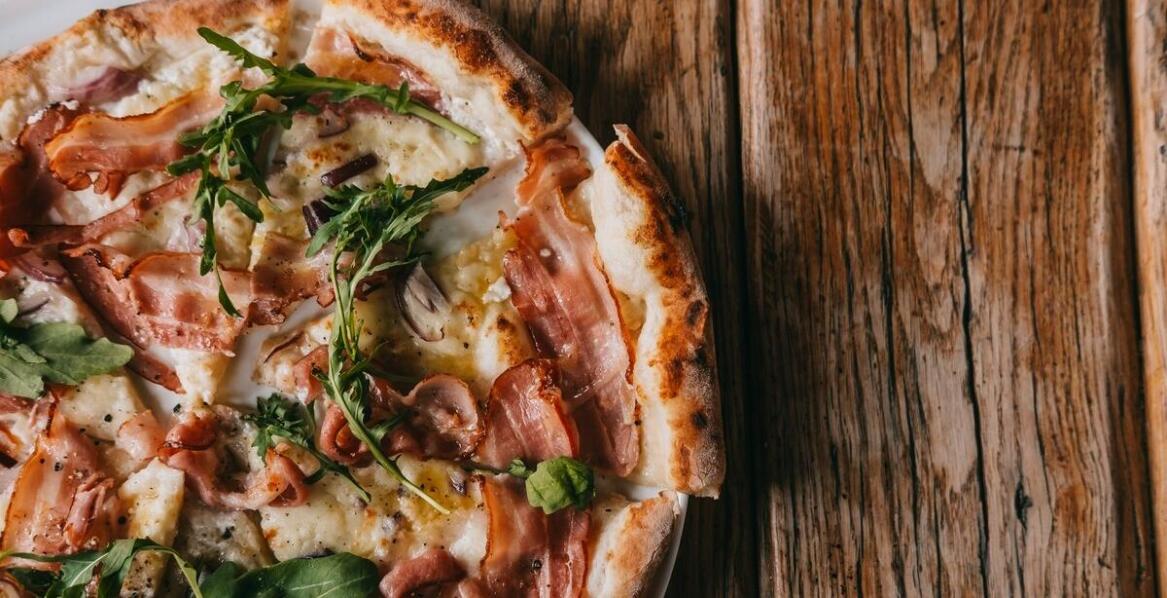 Jakie pizze oferujemy z dostawą w Iwoniczu?