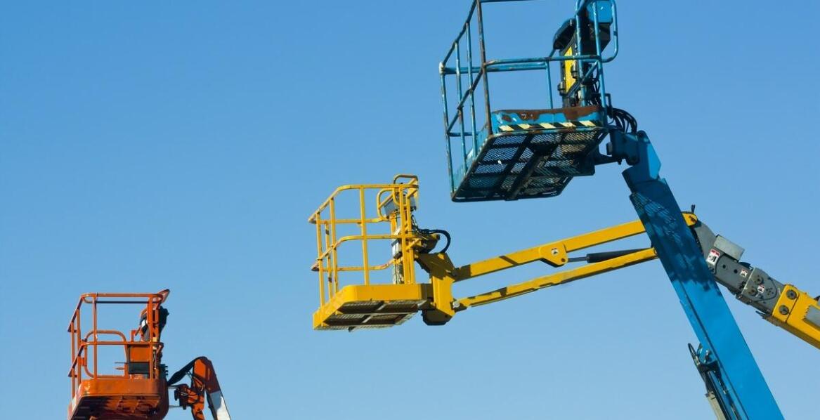 Podnośniki spalinowe czy elektryczne – który wynajem jest bardziej opłacalny?