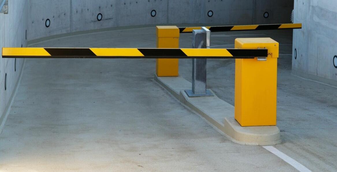 Słupki parkingowe jako element małej architektury miejskiej – zastosowania i zalety