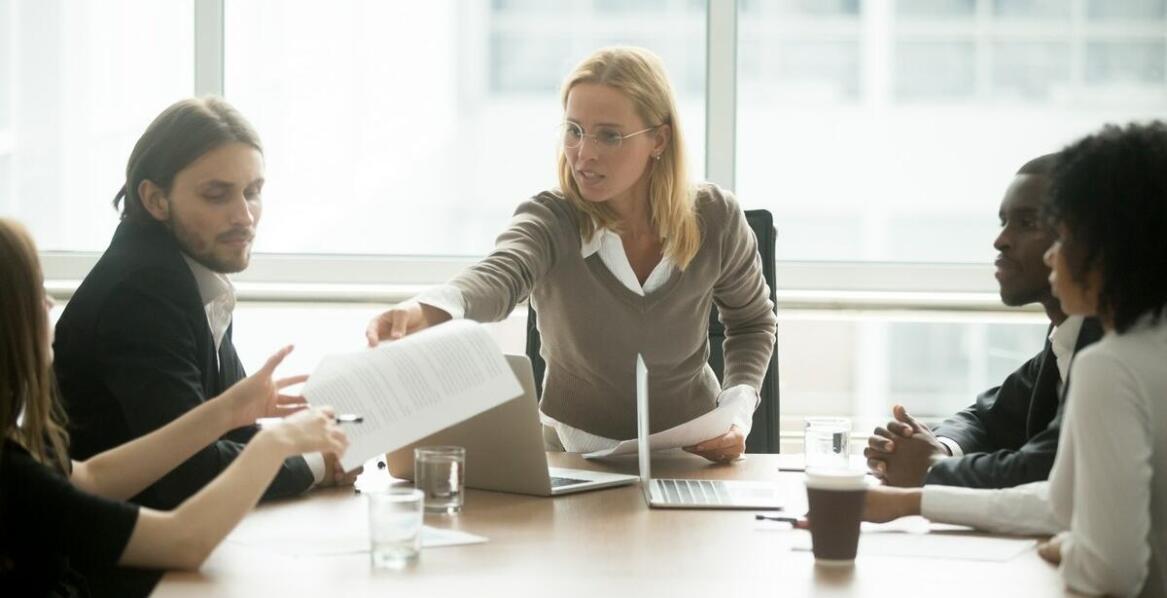 Tłumacz przysięgły języka angielskiego: kluczowe usługi dla klientów biznesowych