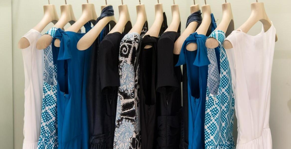 Moda w klasycznych kolorach: jak komponować stylizacje z eleganckimi sukienkami?